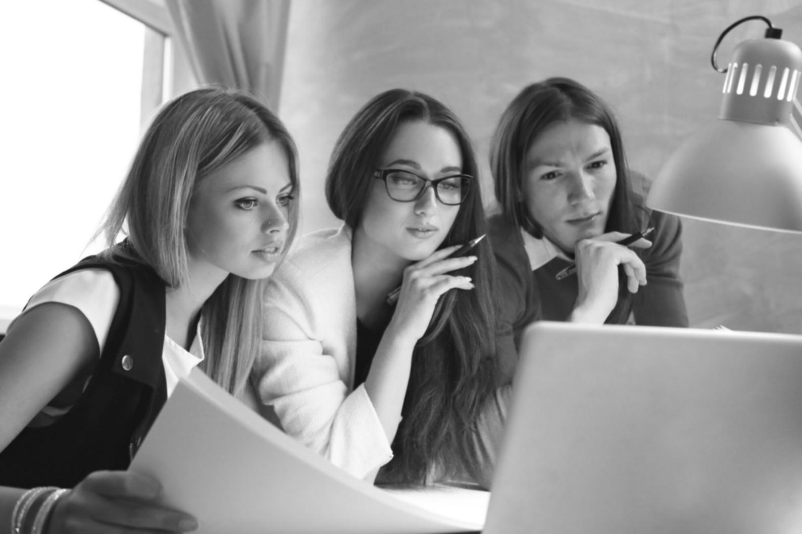 Espacio de trabajo financiero moderno